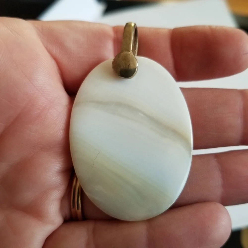 Vintage seashell pendant mother of pearl off white gold tone beach sea shell